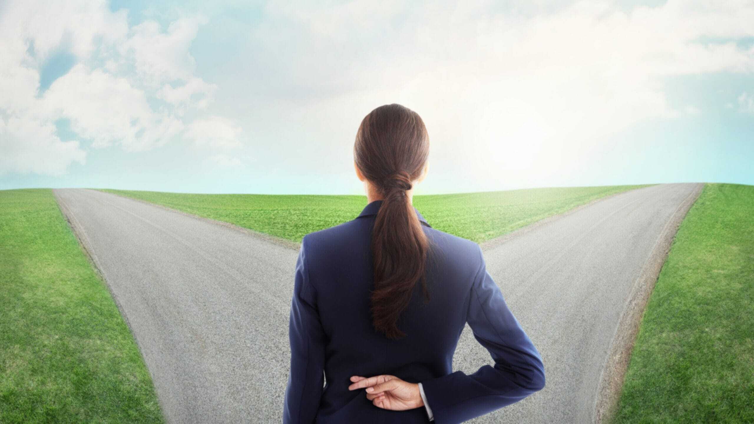 Young person standing at a crossroads choosing between two life paths that shape the future.20 ఏళ్ల వయస్సులో ఈ 10 తప్పులు చేస్తే – భవిష్యత్తు చీకటిమయం అవుతుంది.